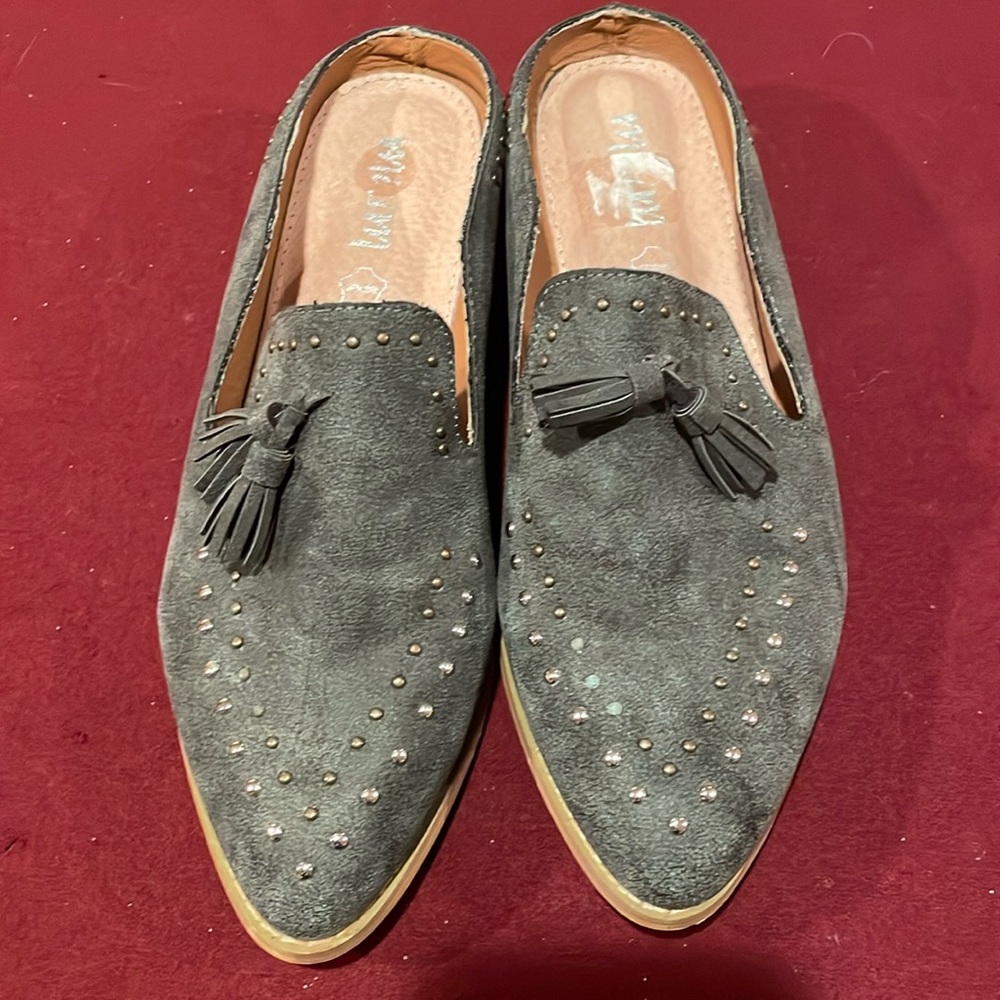 mi im Gray Suede Studded Tasseled Mules Slides Shoes 8 NWOB